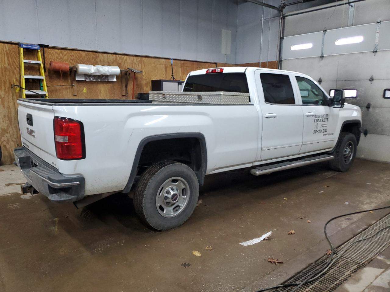 2015 GMC Sierra VIN 1GT12YEG1FF660718 Copart auction photo, front end / minor dent/scratches damage thumbnail 3