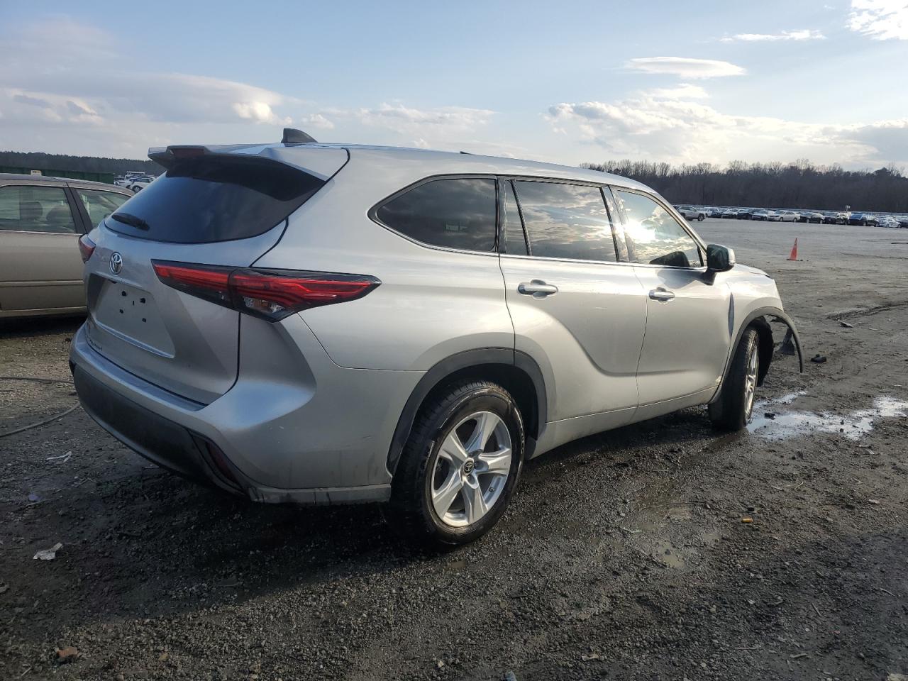 2022 Toyota Highlander VIN 5TDCZRAHXNS106665 Copart auction photo, front end damage thumbnail 3