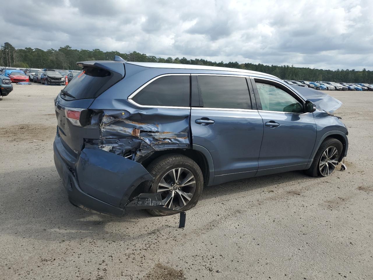2016 Toyota Highlander VIN 5TDKKRFH0GS502261 Copart auction photo, side / front end damage thumbnail 3