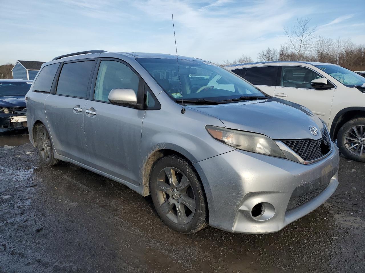 2013 Toyota Sienna VIN 5TDXK3DC3DS395695 Copart auction photo, front end damage thumbnail 4