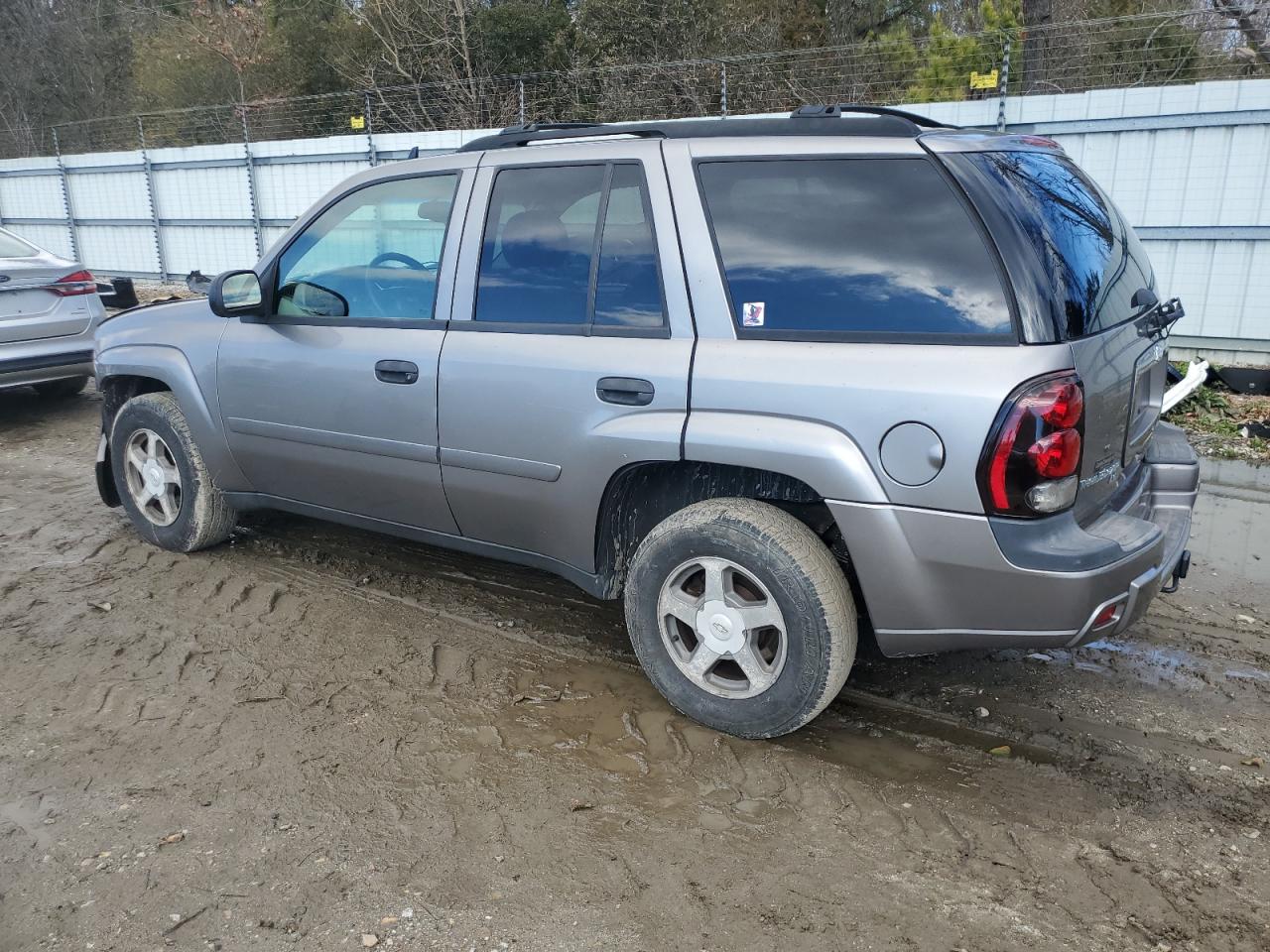 2006 Chevrolet TrailBlazer VIN 1GNDS13S662155882 Copart auction photo, biohazard/chemical / front end damage thumbnail 2