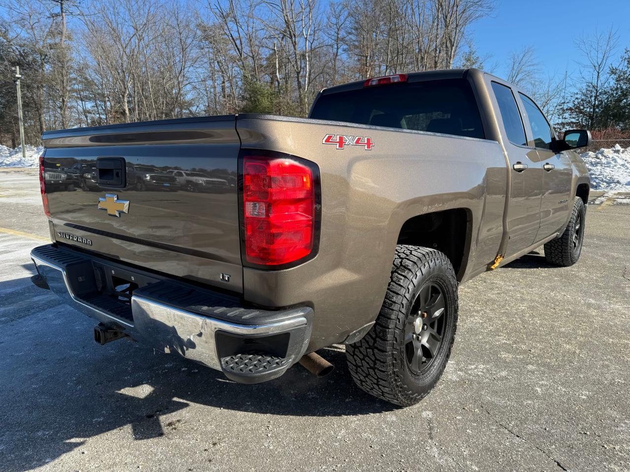 2015 Chevrolet Silverado VIN 1GCVKREH0FZ160449 Copart auction photo, normal wear / minor dent/scratches damage thumbnail 4