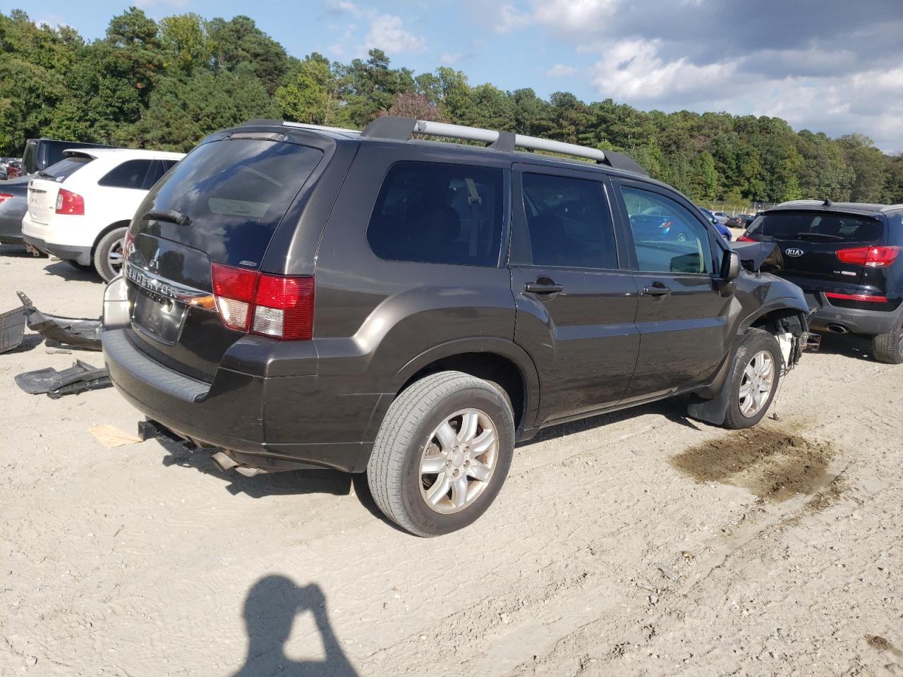 2011 Mitsubishi Endeavor VIN 4A4JN2AS4BE035995 Copart auction photo, front end / minor dent/scratches damage thumbnail 3