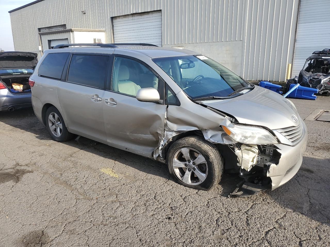 2015 Toyota Sienna VIN 5TDKK3DC2FS587011 Copart auction photo, front end / side damage thumbnail 4