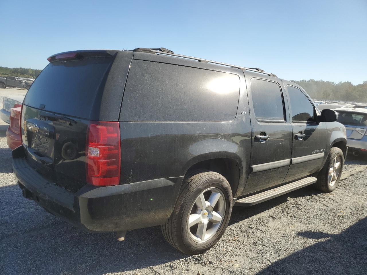 2007 Chevrolet Suburban VIN 1GNFK16377J175773 Copart auction photo, water/flood / side damage thumbnail 3