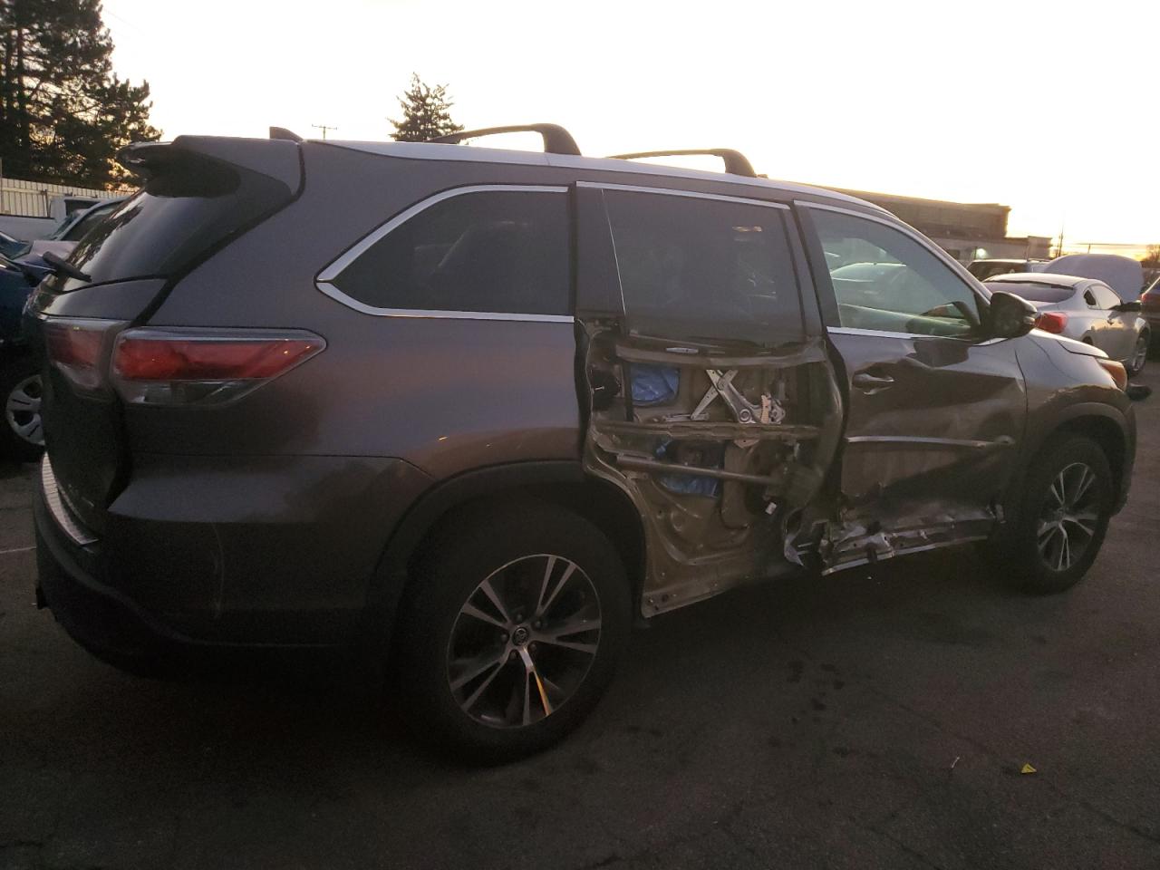 2016 Toyota Highlander VIN 5TDJKRFH9GS242924 Copart auction photo, side damage thumbnail 3