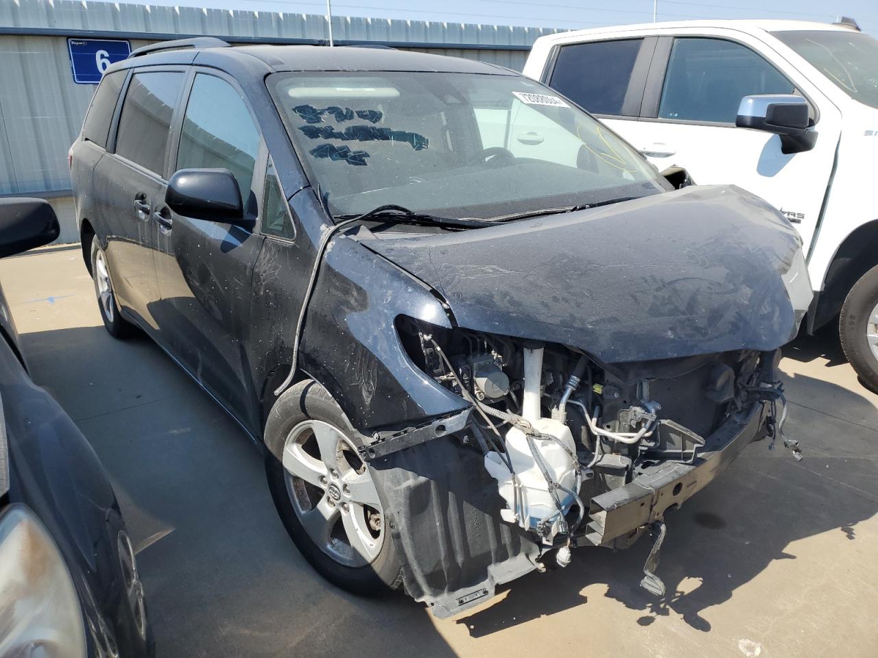 2019 Toyota Sienna VIN 5TDKZ3DC0KS994816 Copart auction photo, front end damage thumbnail 4