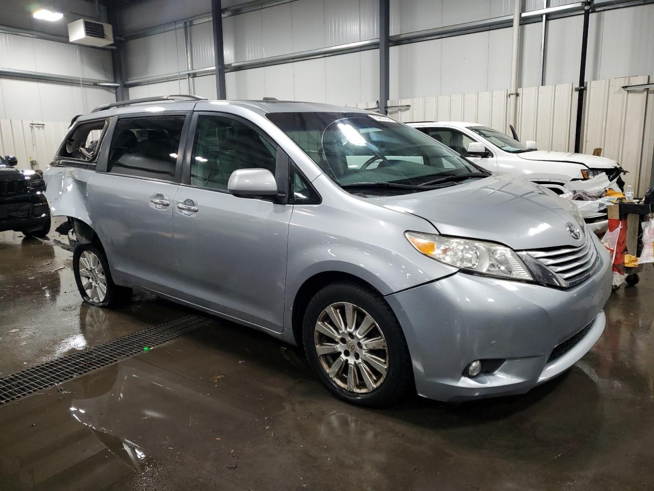 2011 Toyota Sienna VIN 5TDDK3DC1BS013860 Copart auction photo, rear end / front end damage thumbnail 4