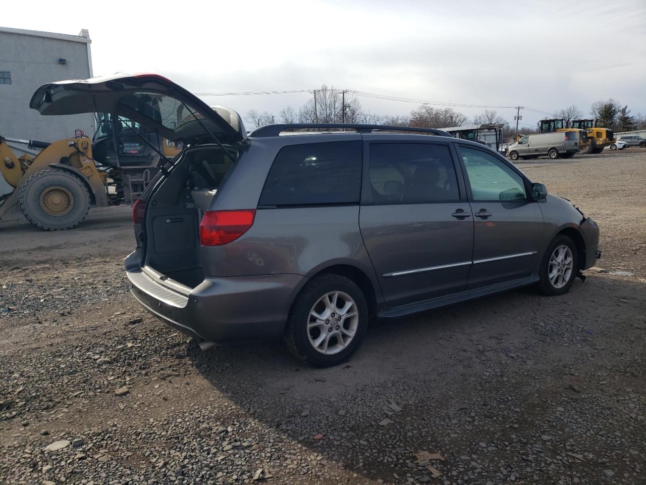 2004 Toyota Sienna VIN 5TDZA22C44S070689 Copart auction photo, front end / rear end damage thumbnail 3