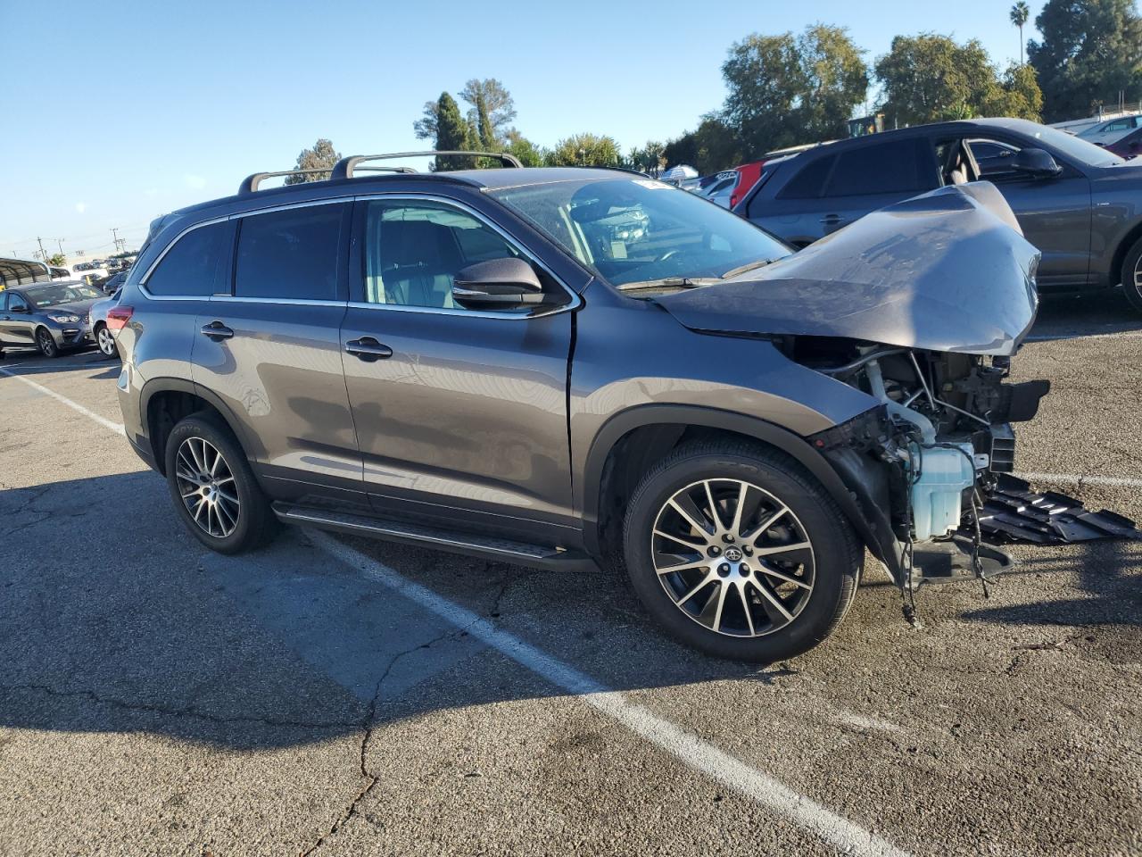 2018 Toyota Highlander VIN 5TDKZRFH3JS540523 Copart auction photo, front end / minor dent/scratches damage thumbnail 4