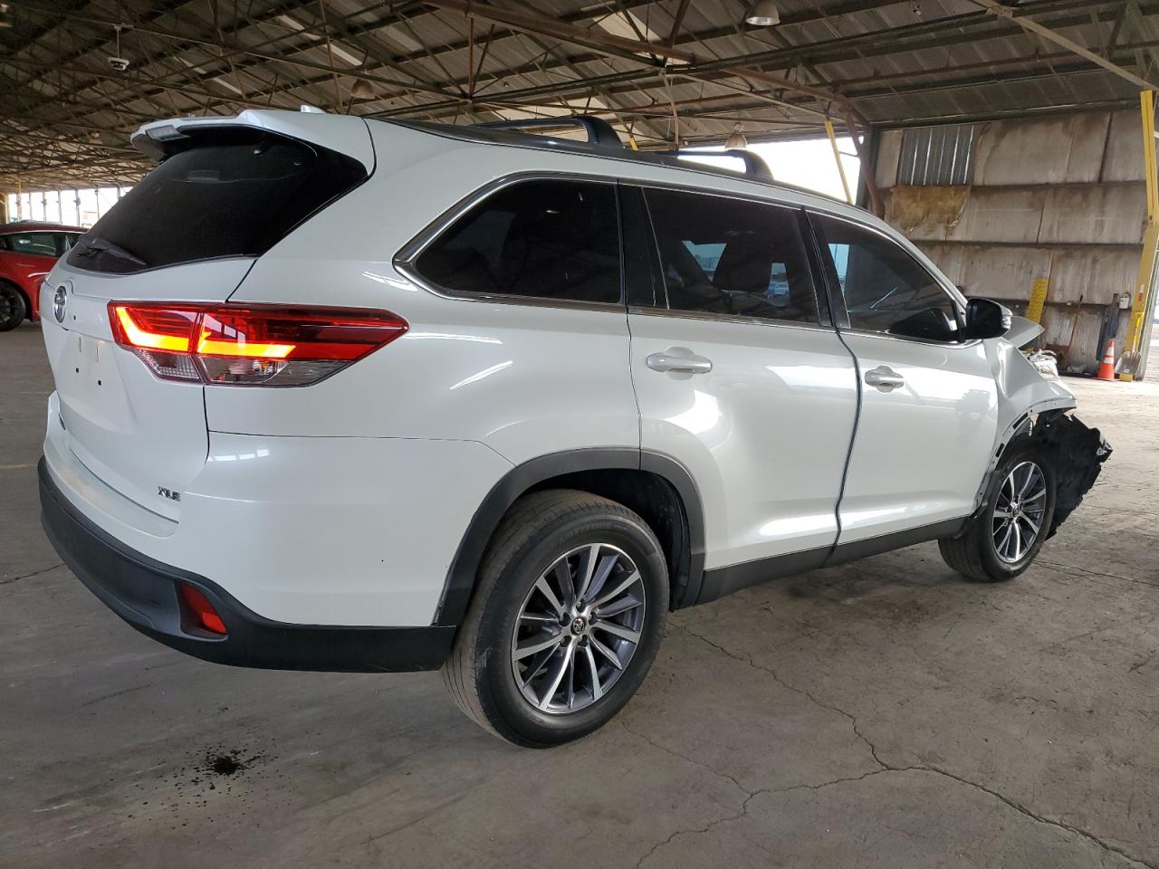 2019 Toyota Highlander VIN 5TDKZRFH4KS552665 Copart auction photo, front end damage thumbnail 3