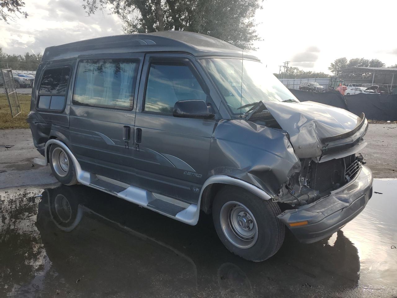 2000 Chevrolet Astro VIN 1GBDM19W6YB176154 Copart auction photo, all over damage thumbnail 4
