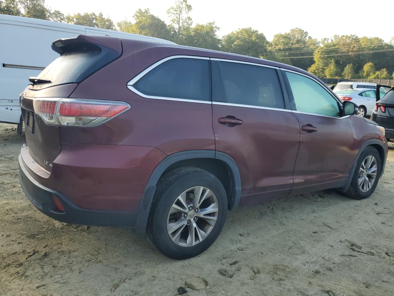 2015 Toyota Highlander VIN 5TDBKRFH9FS138856 Copart auction photo, undercarriage / front end damage thumbnail 3
