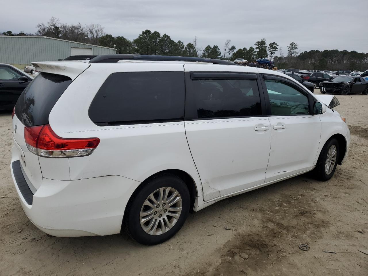2011 Toyota Sienna VIN 5TDYK3DC1BS026710 Copart auction photo, front end / minor dent/scratches damage thumbnail 3
