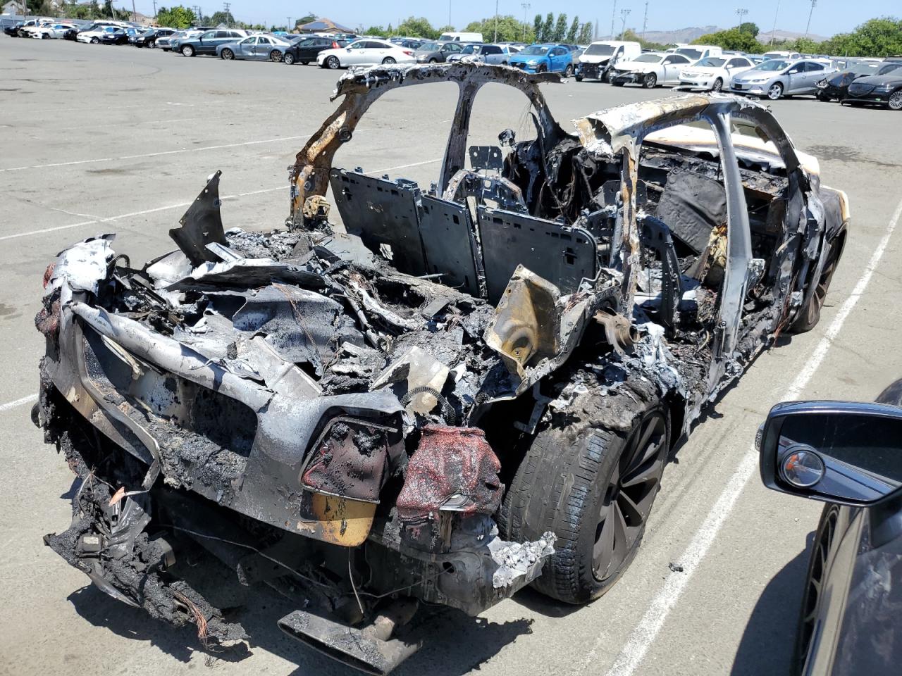 2017 Bentley Bentayga VIN SJAAC2ZV6HC015975 Copart auction photo, burn damage thumbnail 3