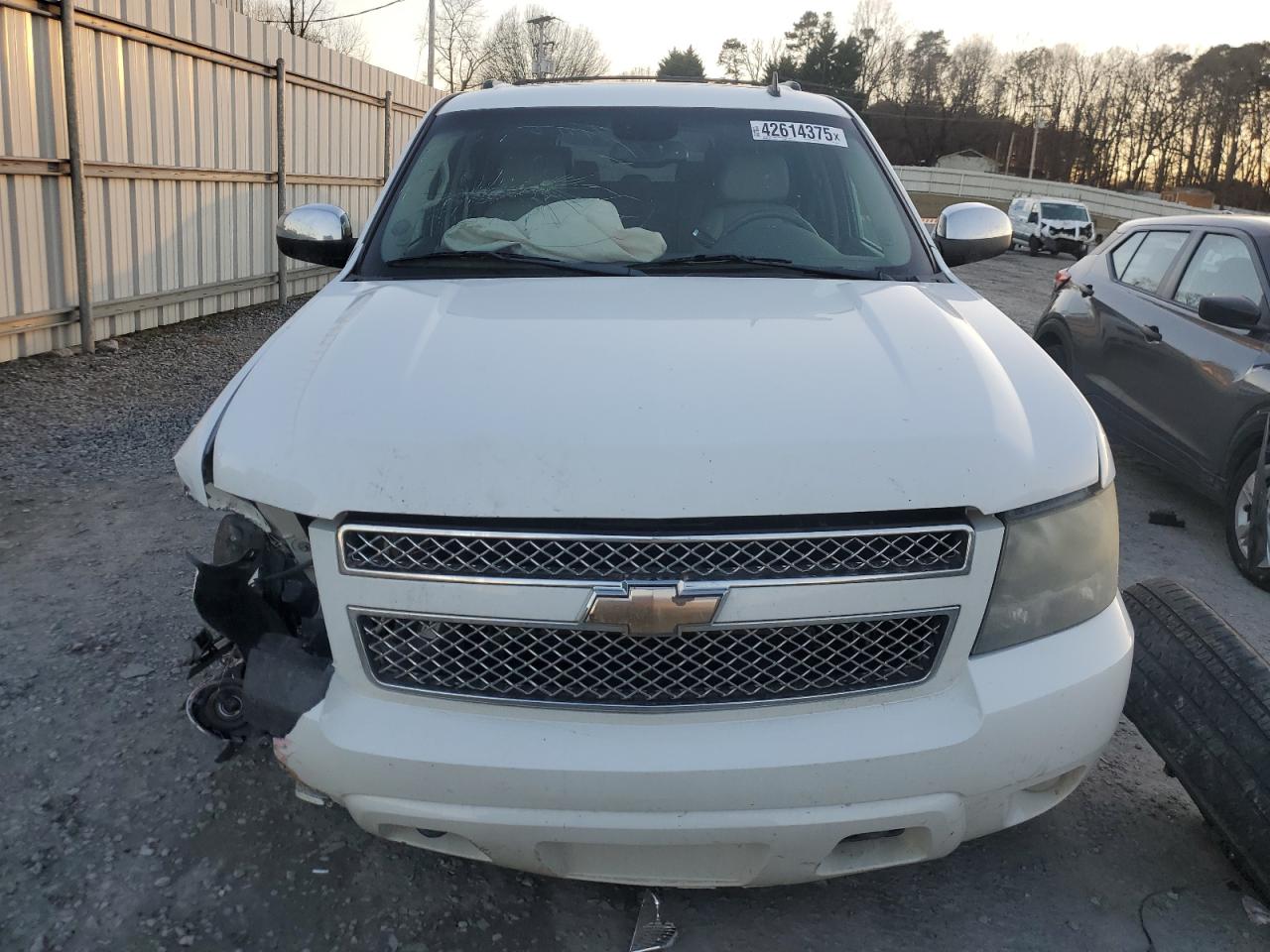 2009 Chevrolet Suburban VIN 1GNFK36389R148775 Copart auction photo, front end / minor dent/scratches damage thumbnail 5