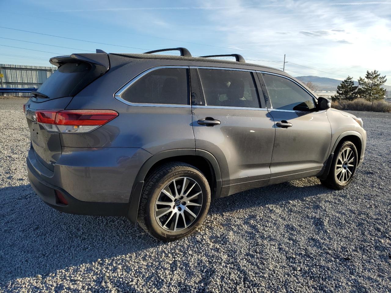2018 Toyota Highlander VIN 5TDJZRFH7JS896999 Copart auction photo, side damage thumbnail 3