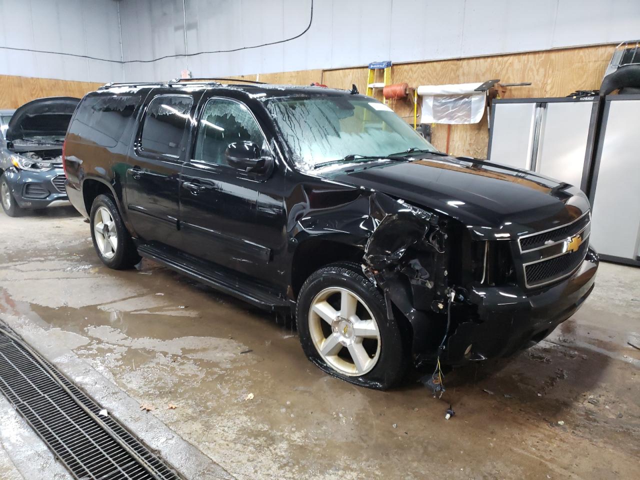 2012 Chevrolet Suburban VIN 1GNSKJE7XCR194736 Copart auction photo, front end / minor dent/scratches damage thumbnail 4