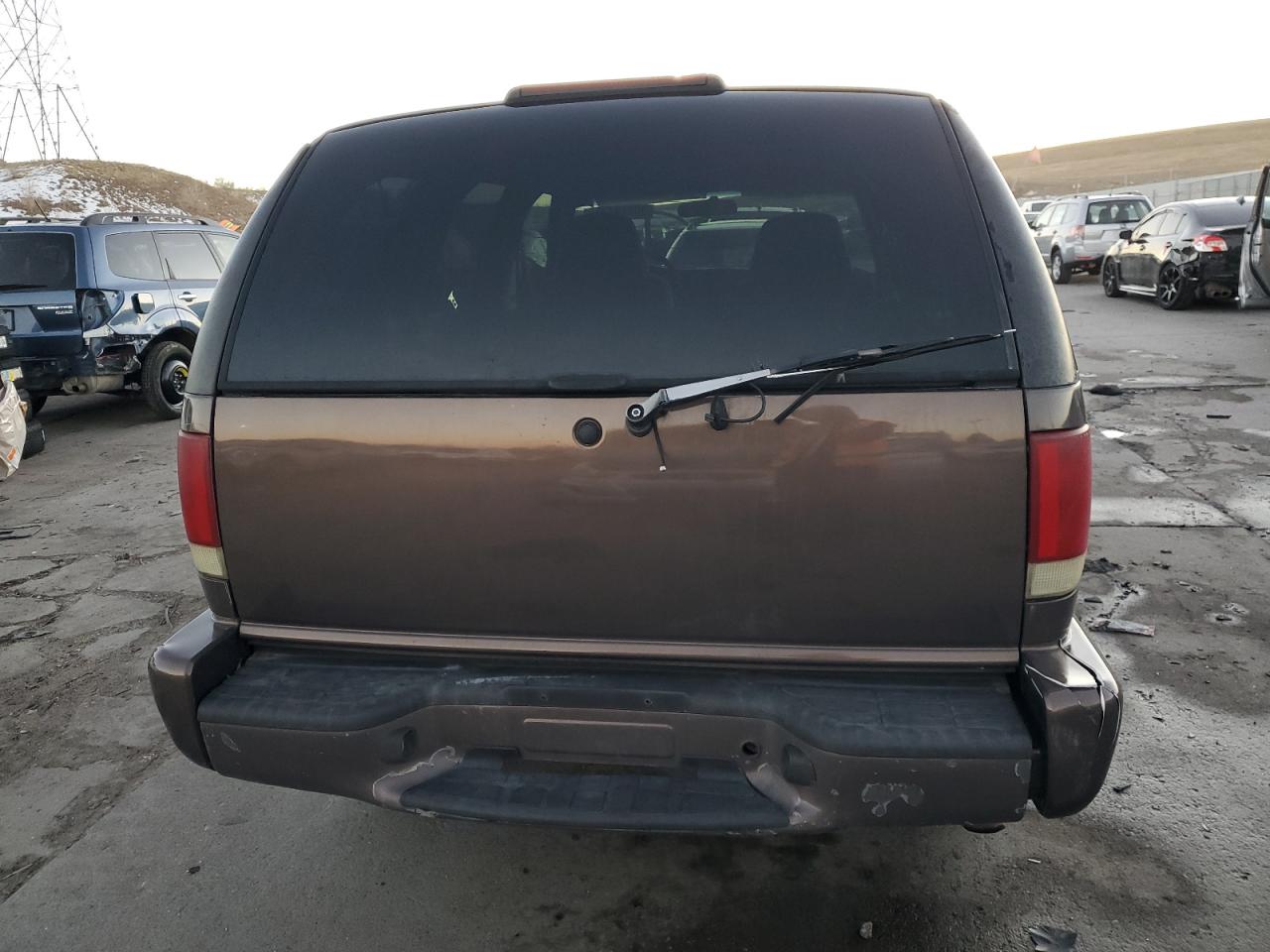 2000 Chevrolet Blazer VIN 1GNCS13W7YK218263 Copart auction photo, front end / hail damage thumbnail 6
