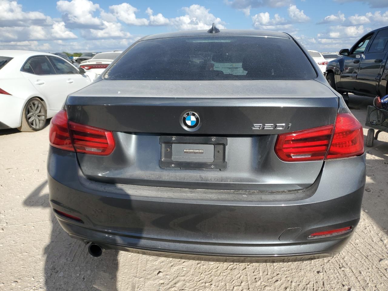 2017 BMW 3er VIN WBA8E1G57HNU15209 Copart auction photo, rear end / minor dent/scratches damage thumbnail 6