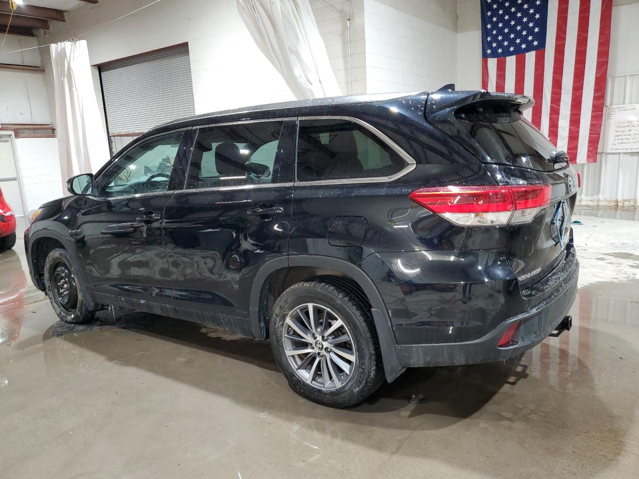 2018 Toyota Highlander VIN 5TDJZRFH2JS885764 Copart auction photo, side / front end damage thumbnail 2