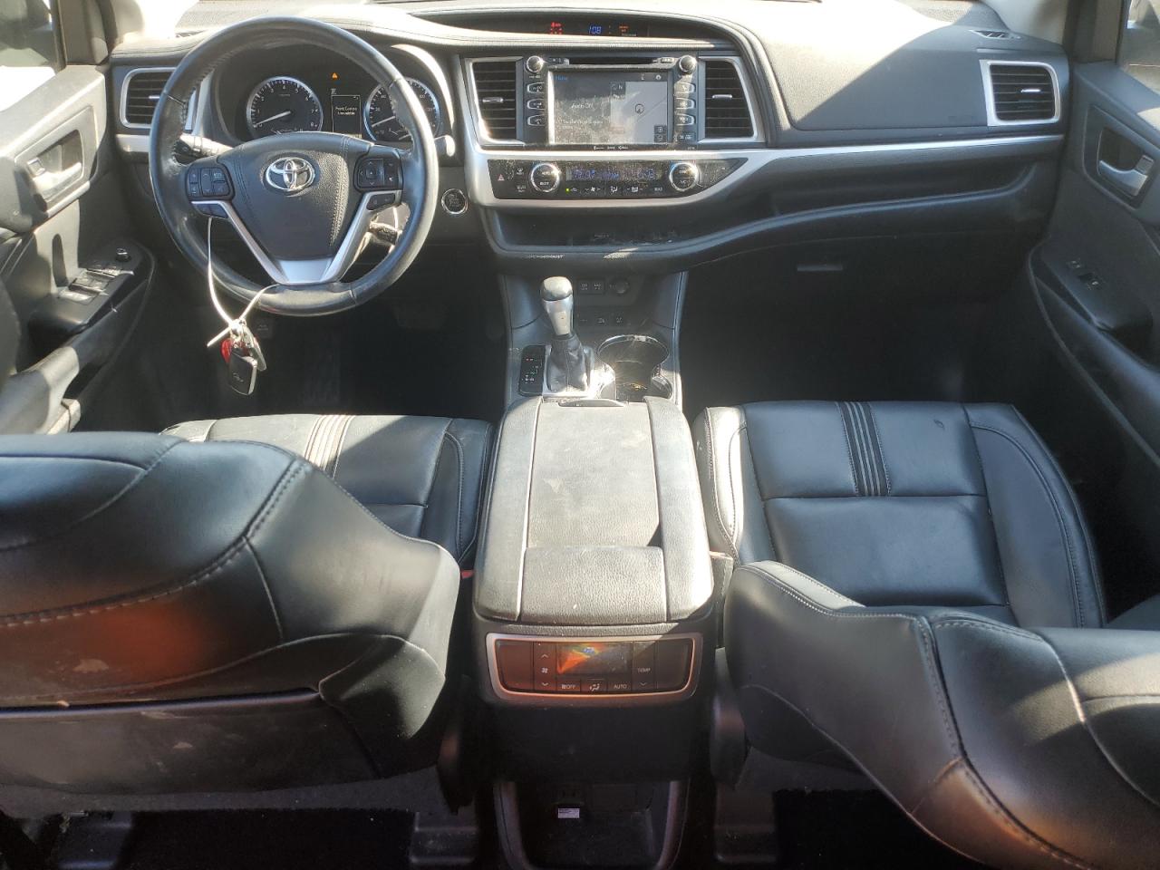 2017 Toyota Highlander VIN 5TDJZRFH3HS432196 Copart auction photo, front end damage thumbnail 8