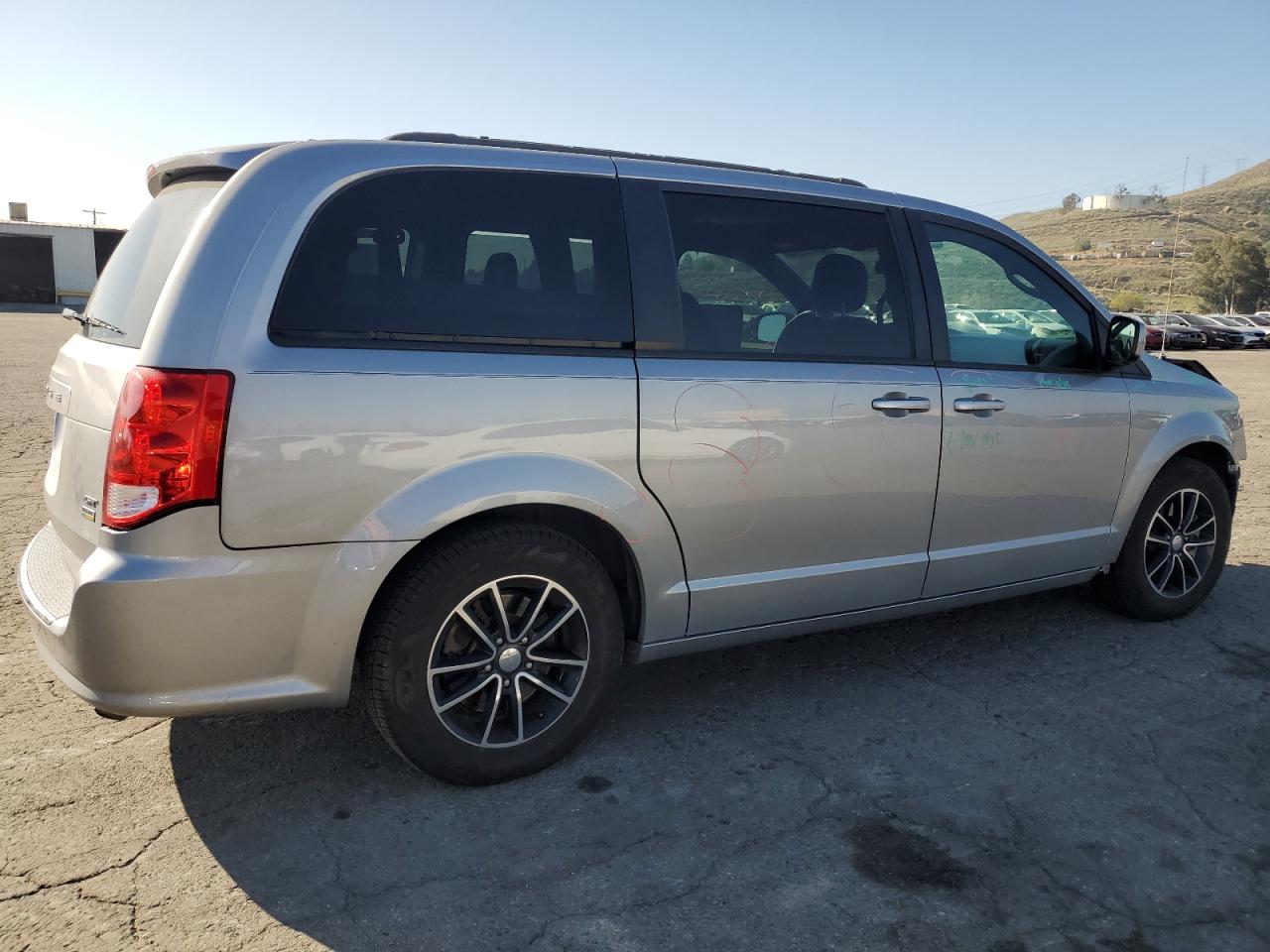 2018 Dodge Caravan VIN 2C4RDGEG0JR221275 Copart auction photo, front end / side damage thumbnail 3