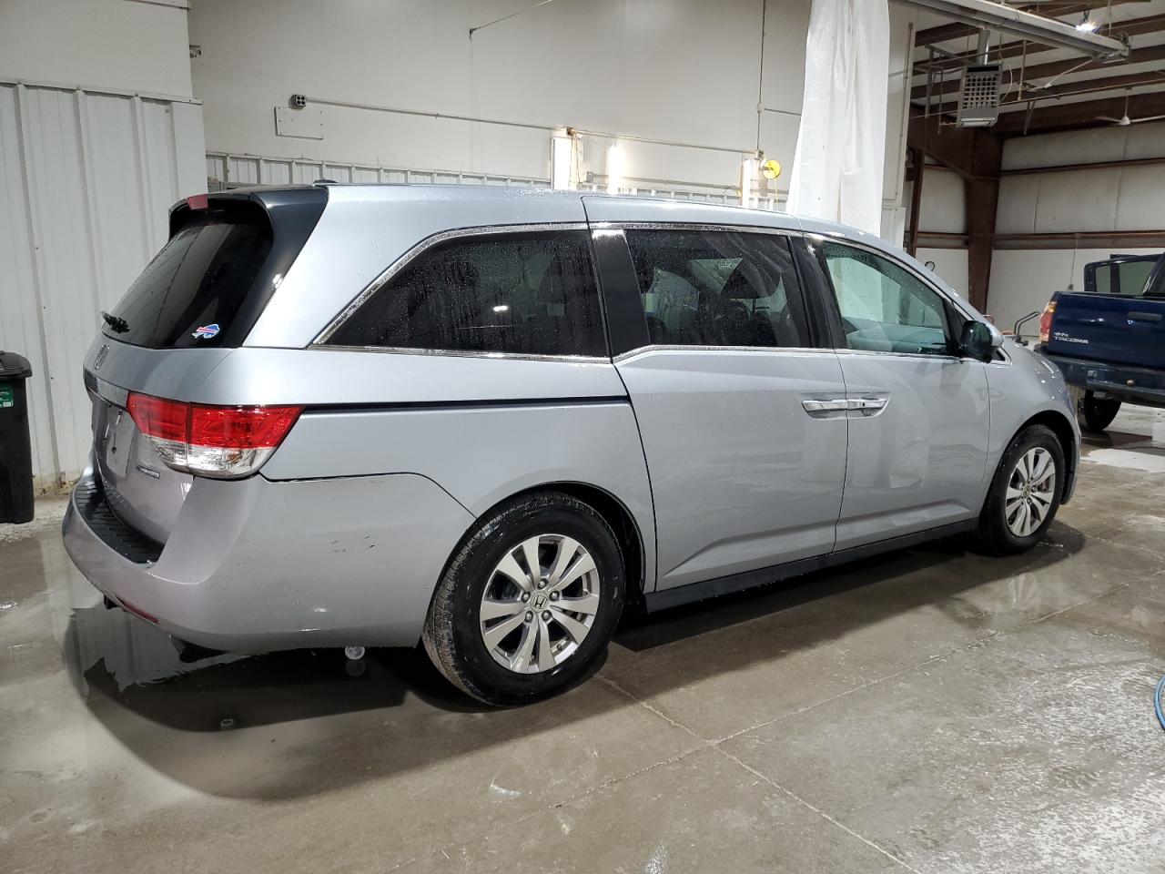 2017 Honda Odyssey VIN 5FNRL5H39HB008640 Copart auction photo, side / rear end damage thumbnail 3