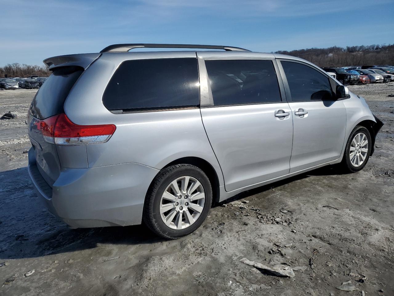 2011 Toyota Sienna VIN 5TDJK3DC1BS009584 Copart auction photo, front end / minor dent/scratches damage thumbnail 3