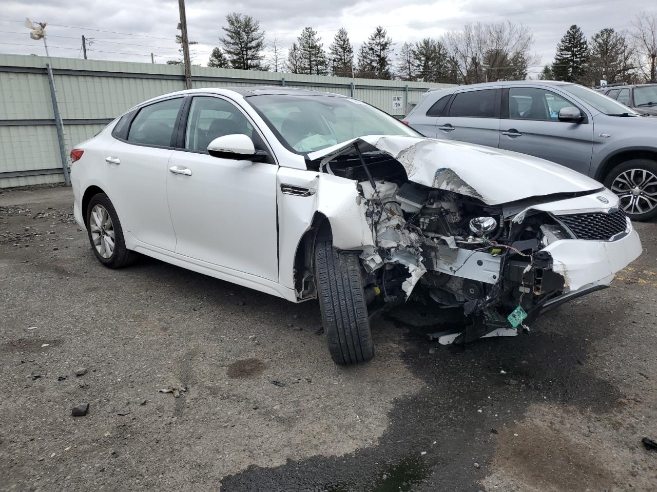 2018 KIA Optima VIN 5XXGU4L36JG227080 Copart auction photo, front end / side damage thumbnail 4