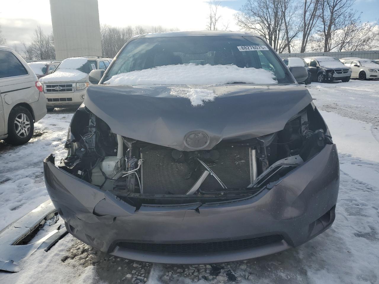 2017 Toyota Sienna VIN 5TDDZ3DC6HS147378 Copart auction photo, front end damage thumbnail 5