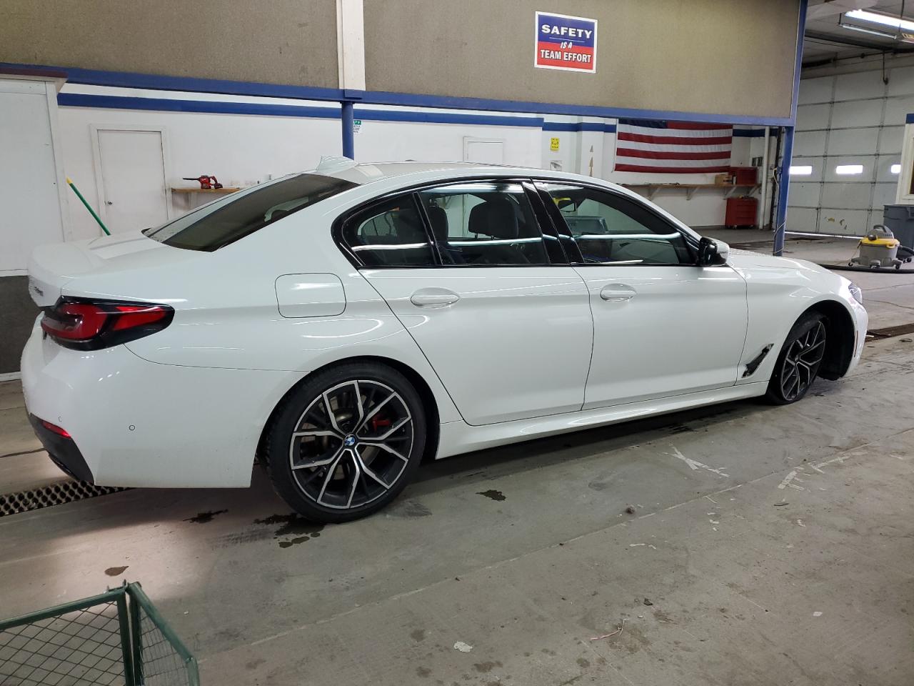 2022 BMW 5er VIN WBA73BJ08NWX55513 Copart auction photo, undercarriage damage thumbnail 3