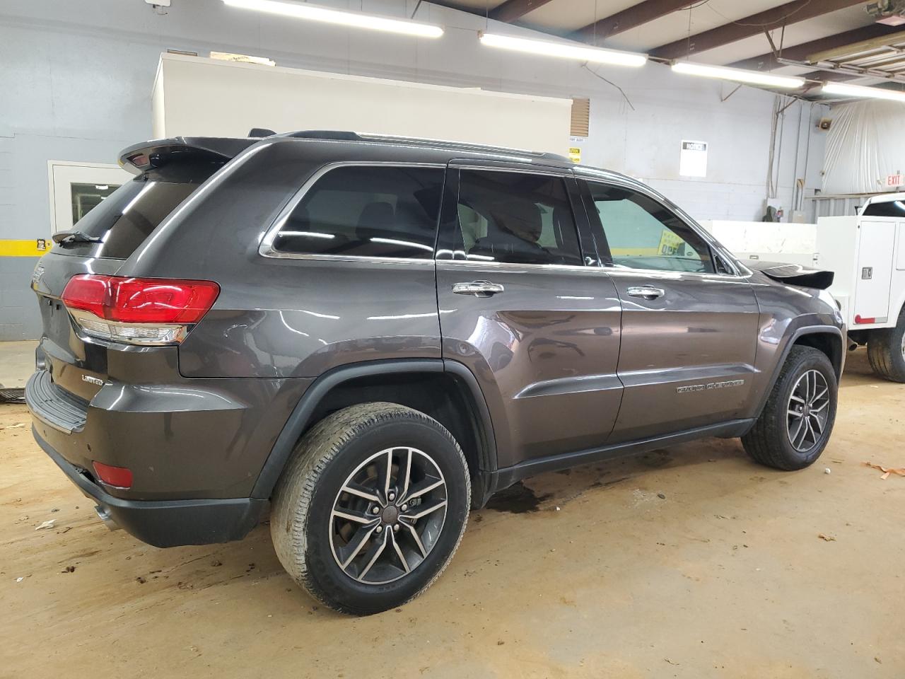 2019 Jeep Grand Cherokee VIN 1C4RJFBG3KC665686 Copart auction photo, front end / rear end damage thumbnail 3