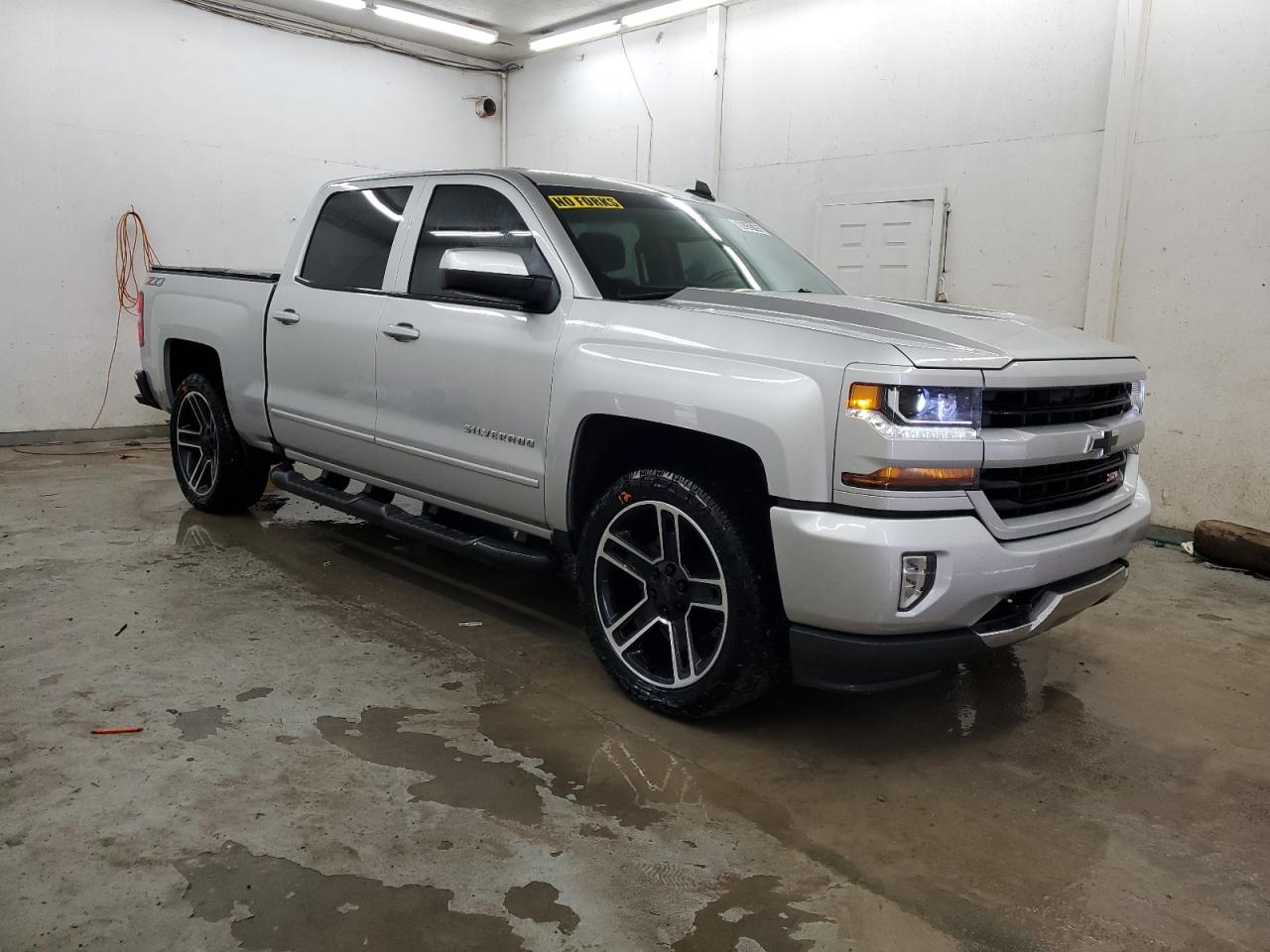 2018 Chevrolet Silverado VIN 3GCUKREC0JG385771 Copart auction photo, minor dent/scratches damage thumbnail 4