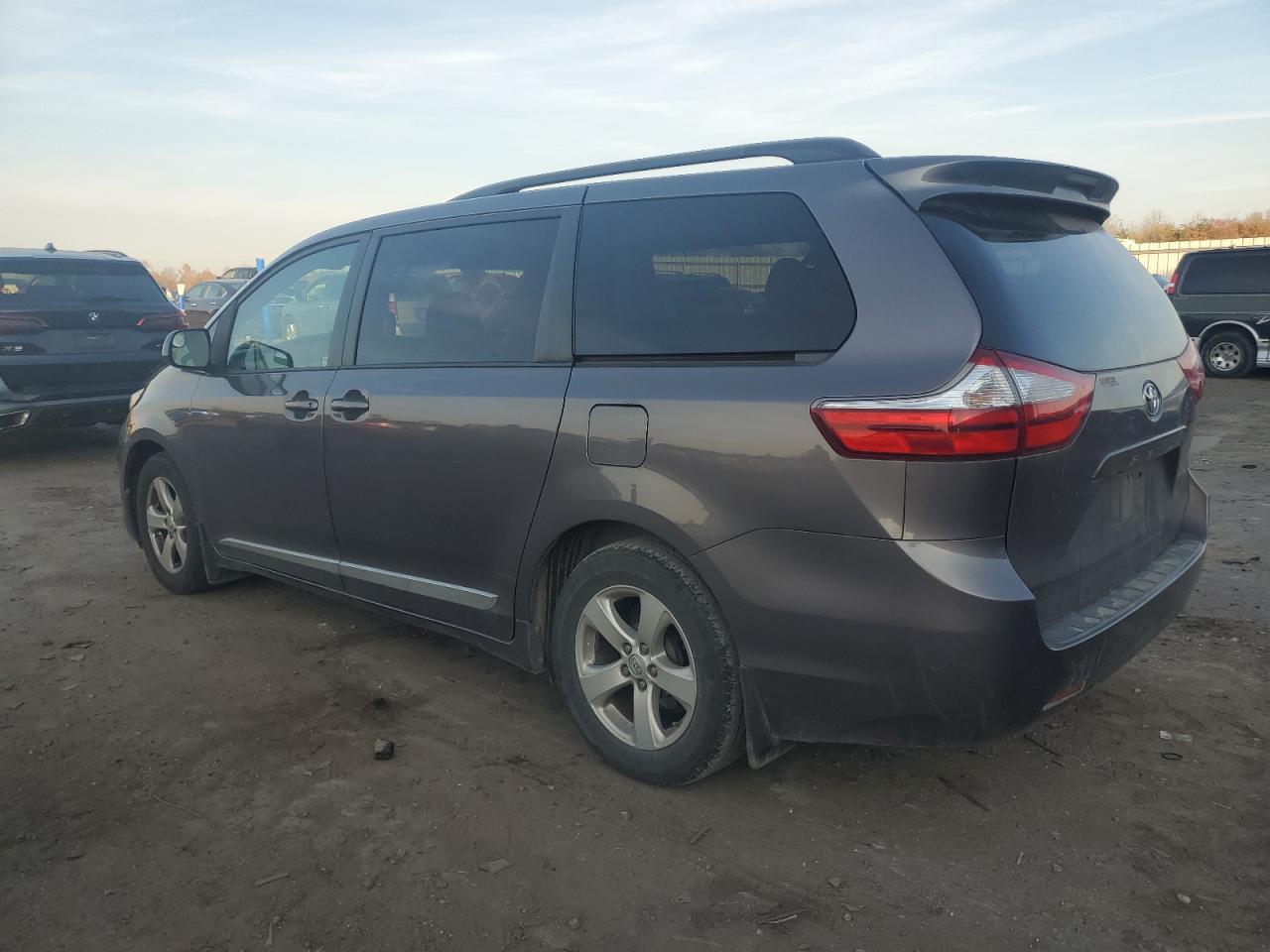 2016 Toyota Sienna VIN 5TDKK3DC3GS698121 Copart auction photo, front end / minor dent/scratches damage thumbnail 2