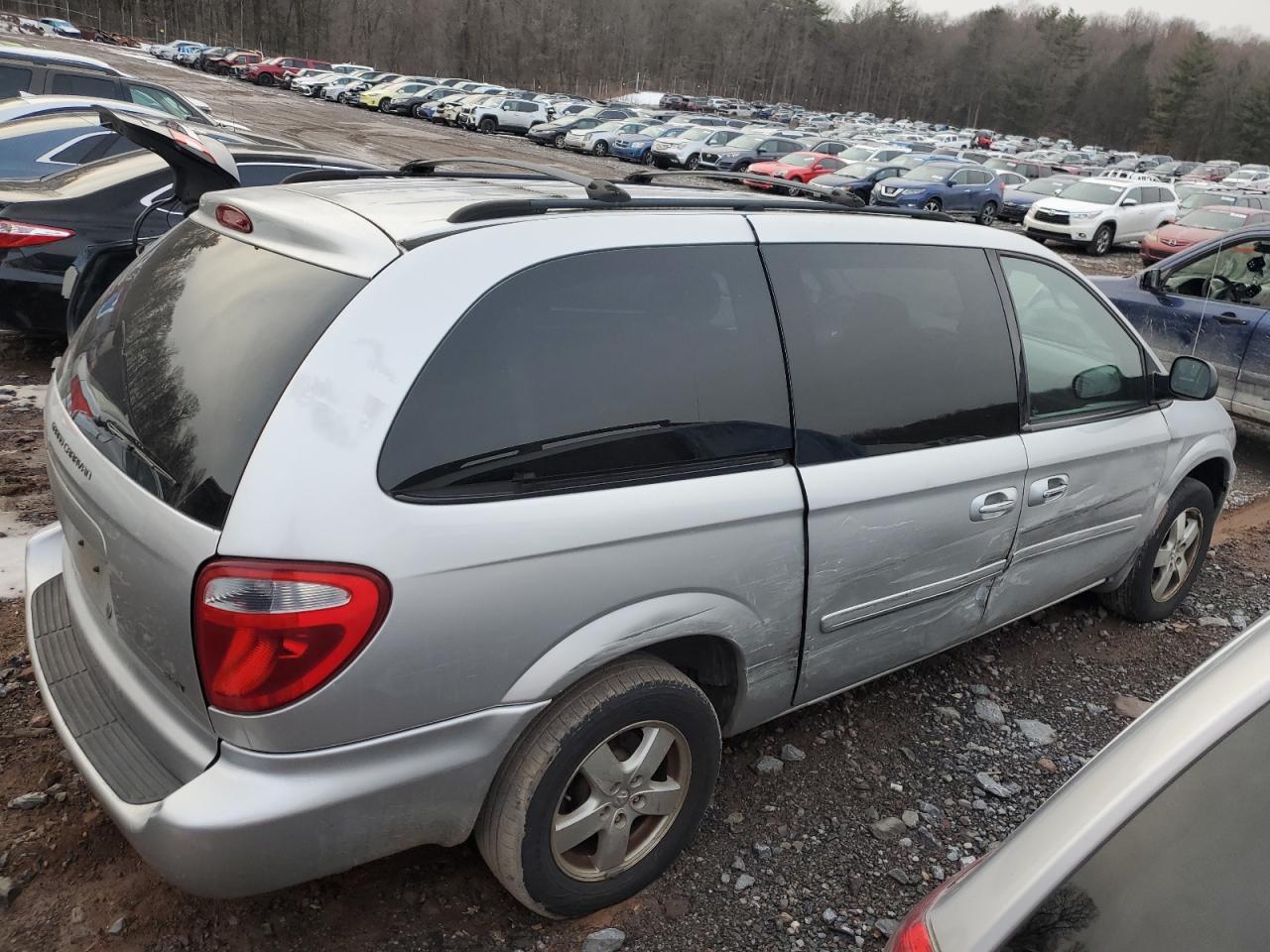 2006 Dodge Caravan VIN 2D4GP44L56R870379 Copart auction photo, side / front end damage thumbnail 3