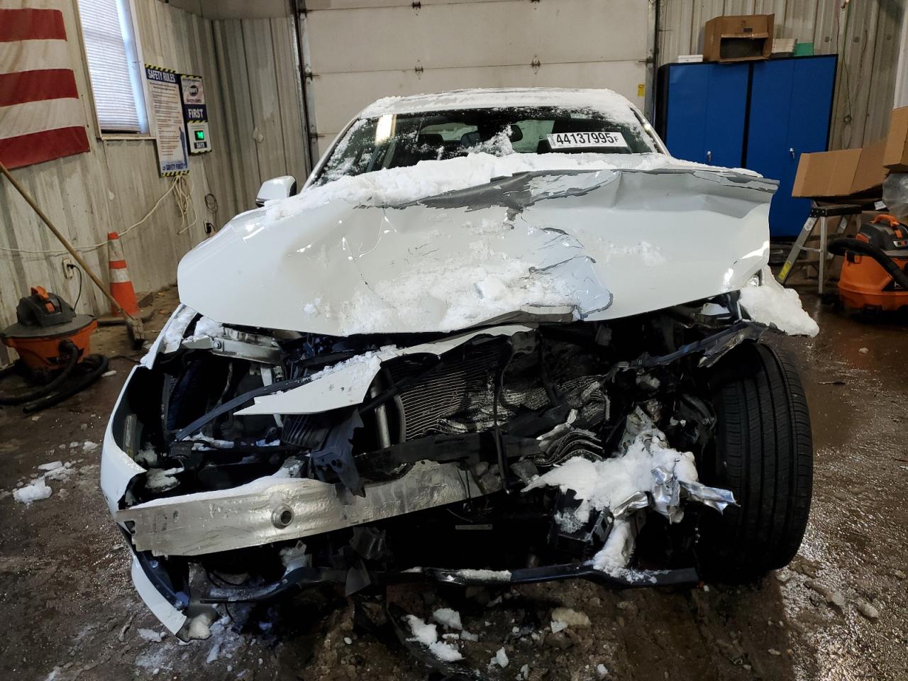 2017 BMW 3er VIN WBA8E5G30HNU42600 Copart auction photo, front end / minor dent/scratches damage thumbnail 5