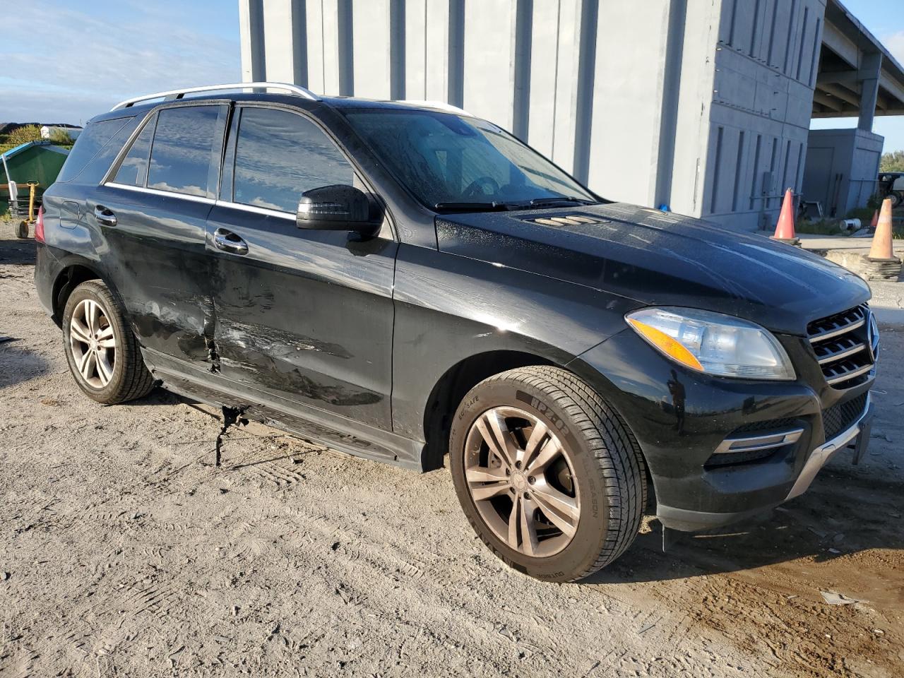 2014 Mercedes-Benz M-klasse VIN 4JGDA5HB9EA390580 Copart auction photo, side damage thumbnail 4