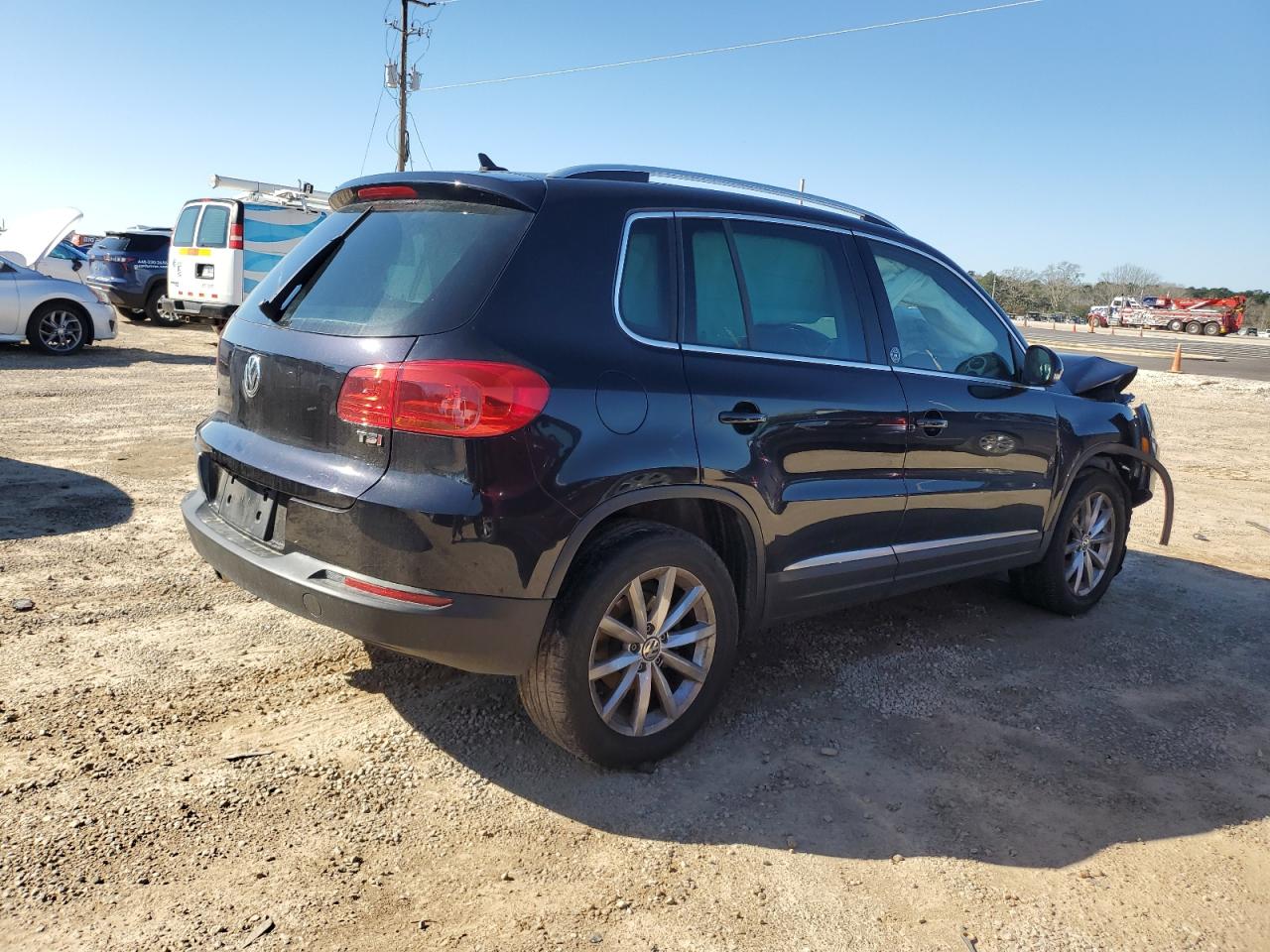 2017 Volkswagen Tiguan VIN WVGRV7AX7HW505017 Copart auction photo, front end damage thumbnail 3
