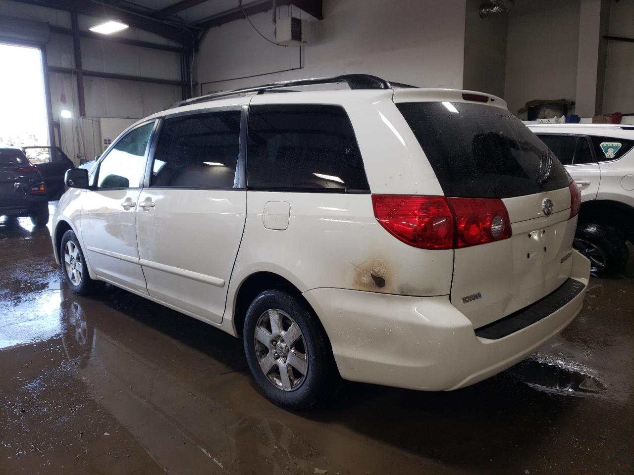 2008 Toyota Sienna VIN 5TDZK23C28S127733 Copart auction photo, burn damage thumbnail 2