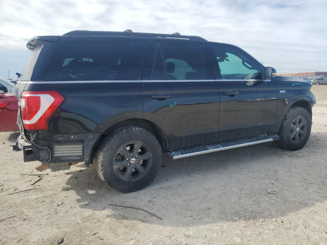 2018 Ford Expedition VIN 1FMJU1JT7JEA13528 Copart auction photo, front end / rear end damage thumbnail 3