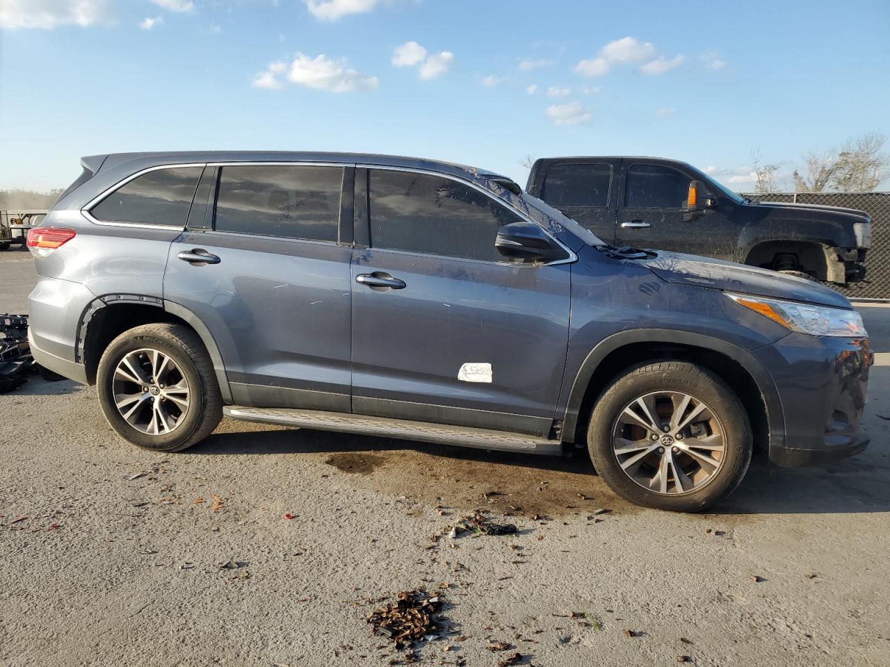 2019 Toyota Highlander VIN 5TDZARFH5KS051743 Copart auction photo, water/flood / rear end damage thumbnail 4