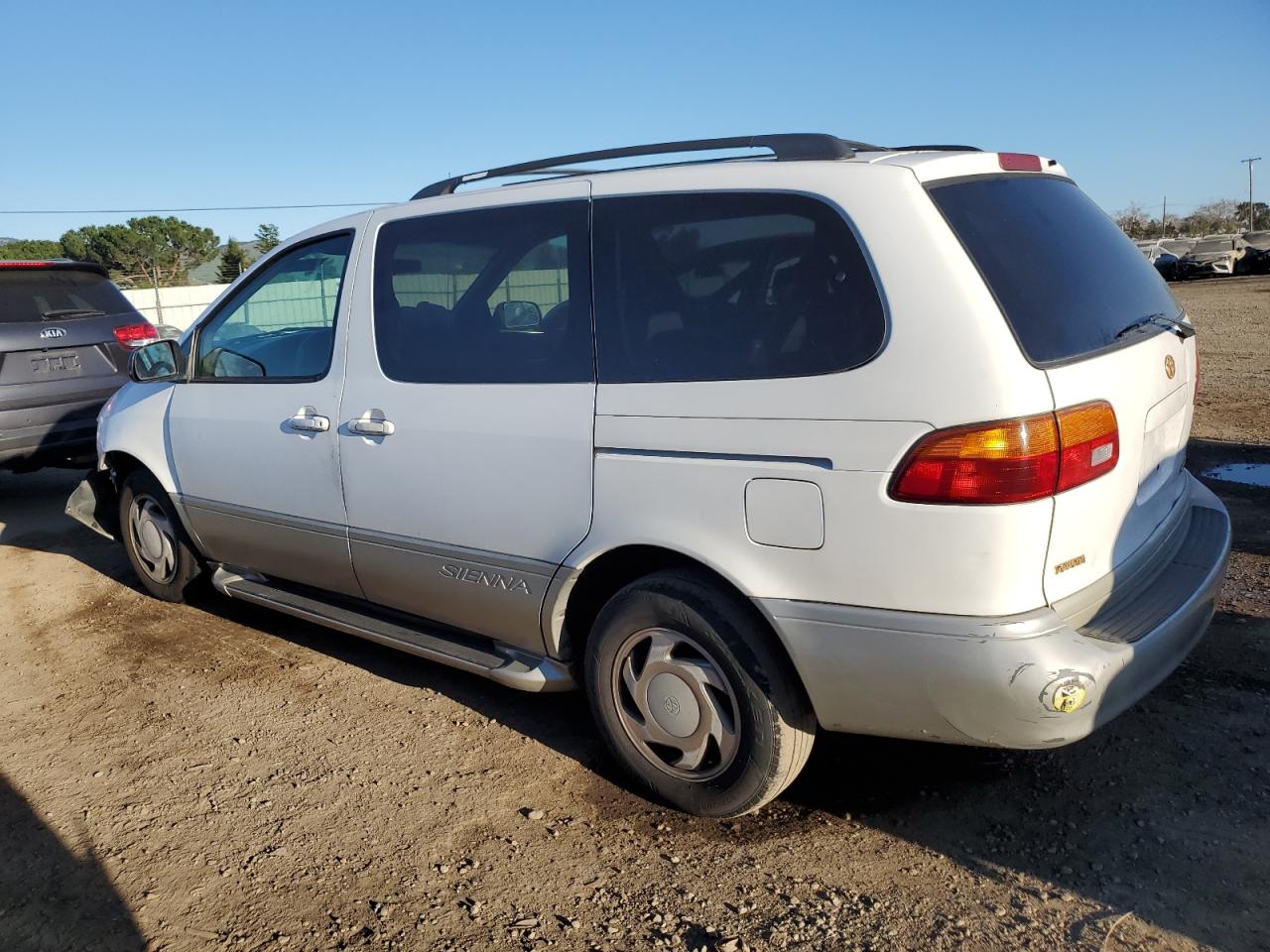 2000 Toyota Sienna VIN 4T3ZF13C6YU252067 Copart auction photo, front end damage thumbnail 2