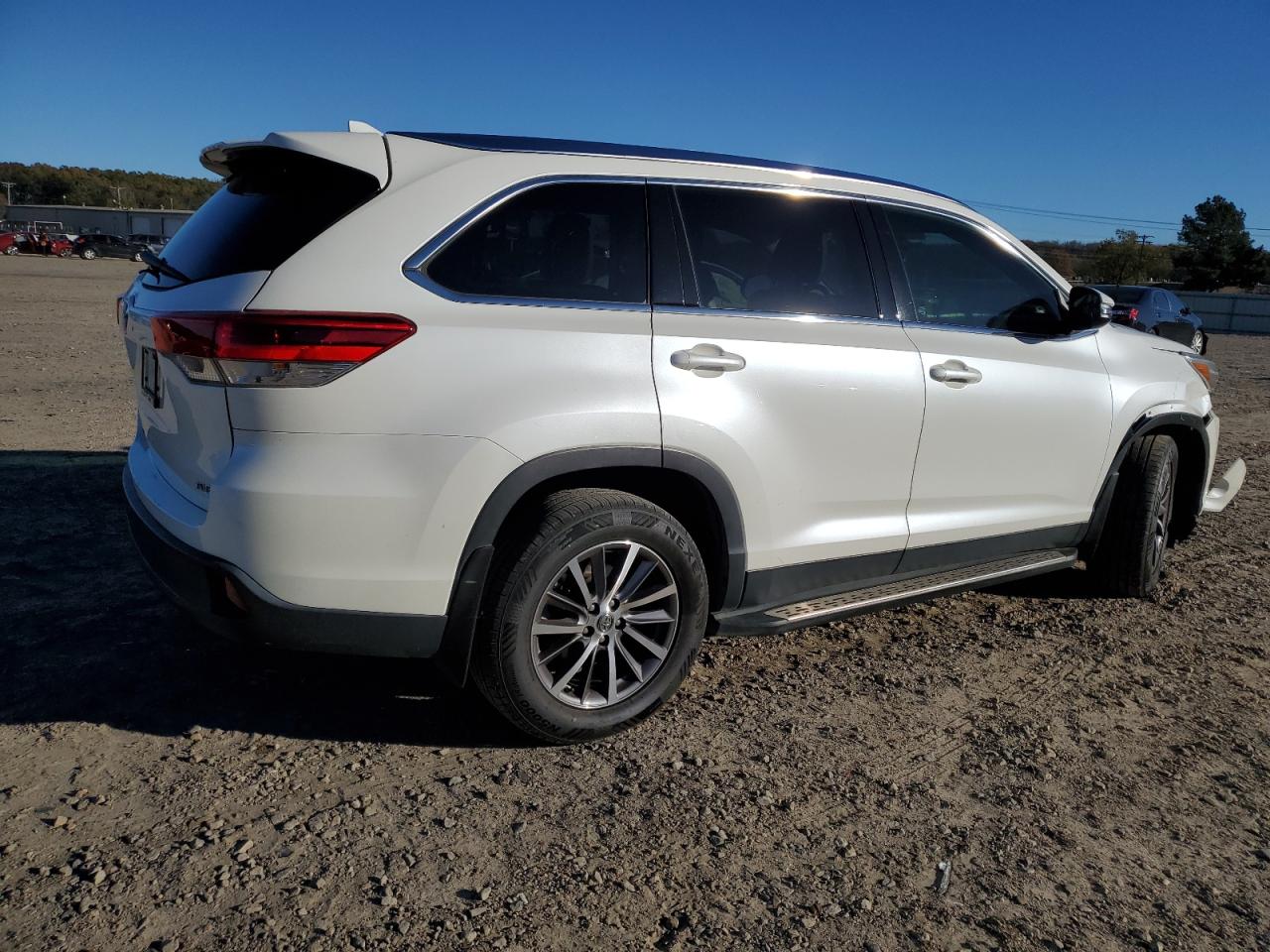 2019 Toyota Highlander VIN 5TDKZRFH9KS300278 Copart auction photo, front end / minor dent/scratches damage thumbnail 3