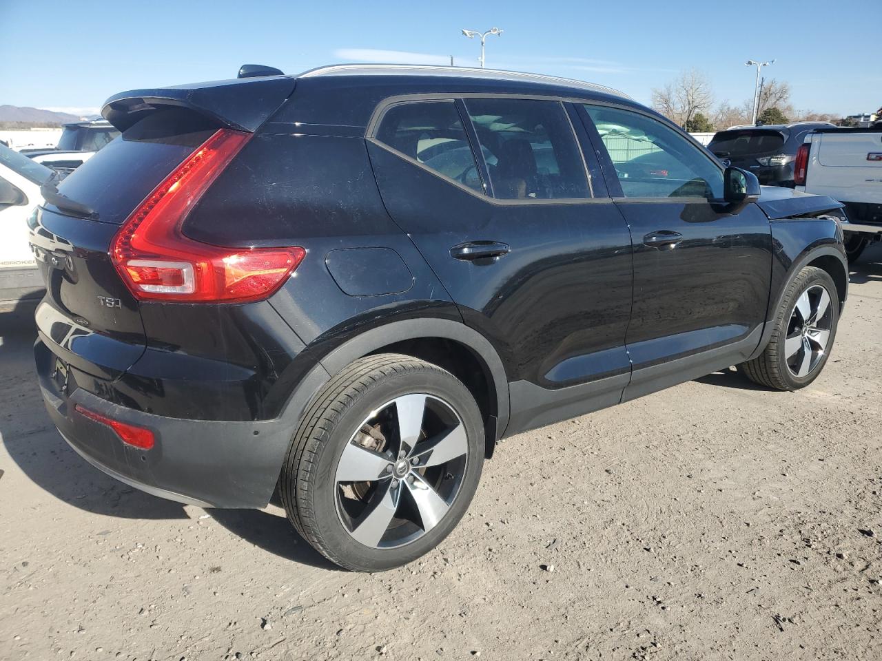 2019 Volvo XC40 VIN YV4162UK5K2147350 Copart auction photo, front end damage thumbnail 3