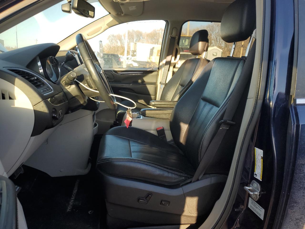 2015 Chrysler Town & Country VIN 2C4RC1CG0FR597727 Copart auction photo, front end damage thumbnail 7