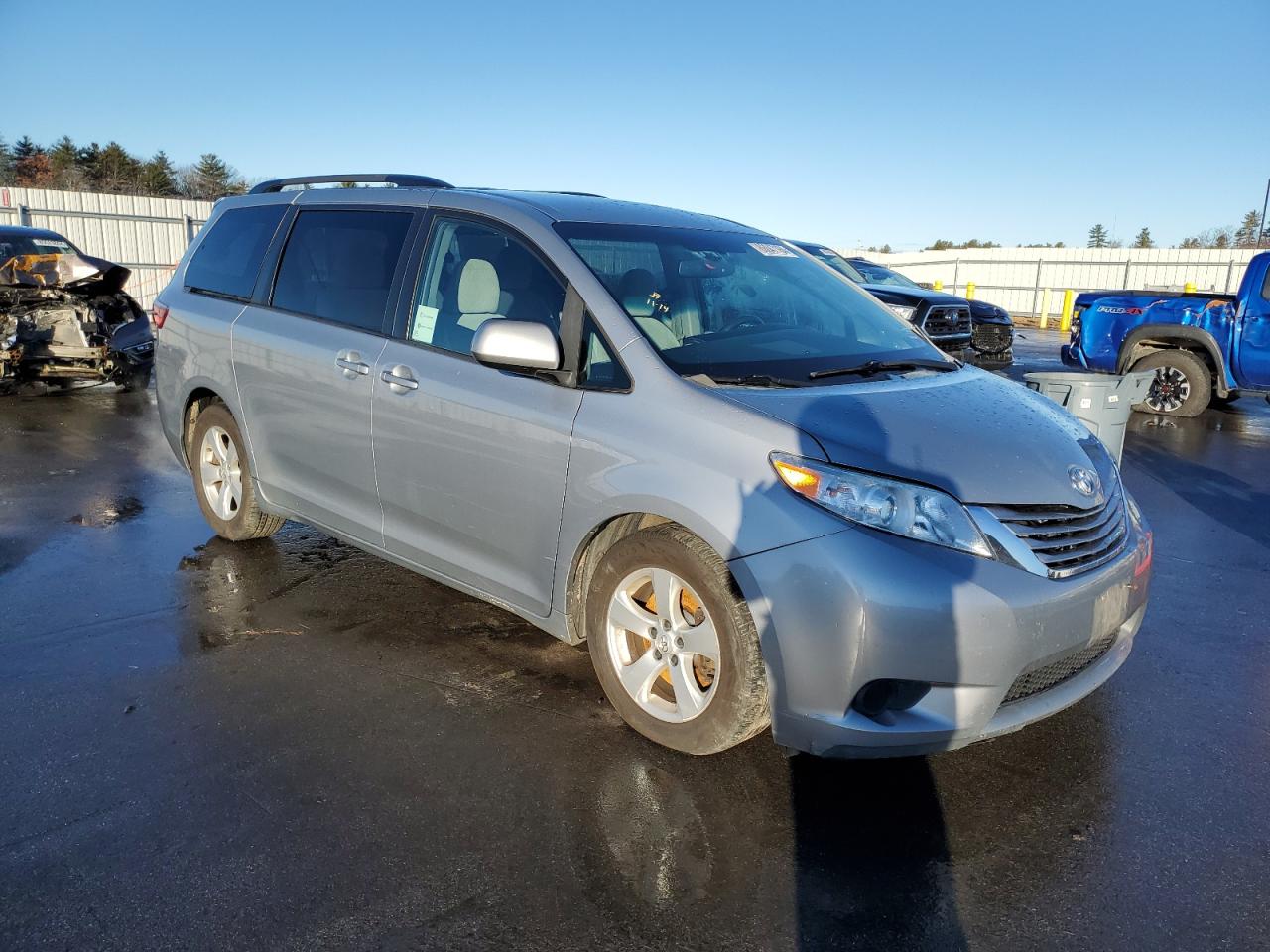 2015 Toyota Sienna VIN 5TDKK3DC2FS536043 Copart auction photo, front end / side damage thumbnail 4