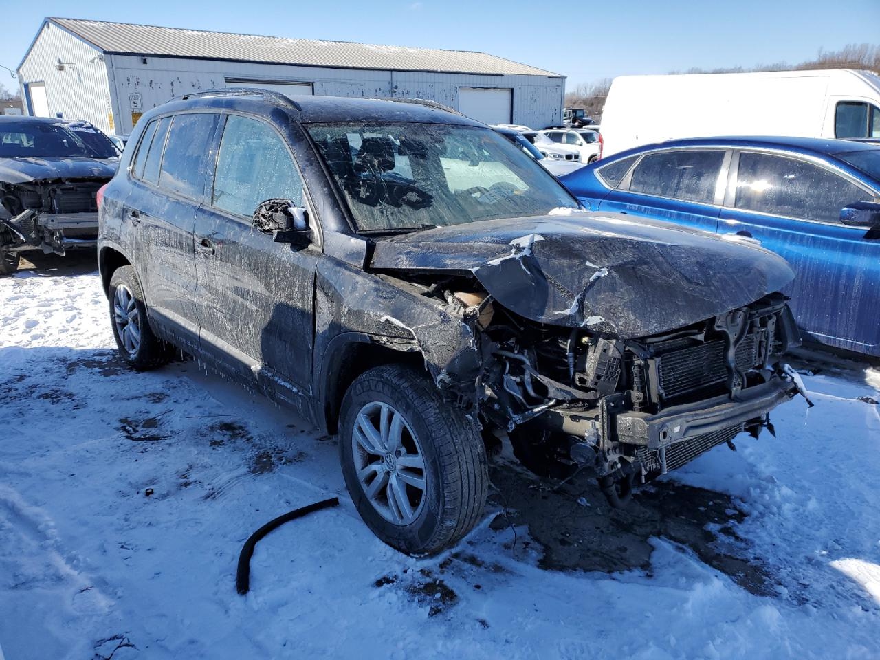 2017 Volkswagen Tiguan VIN WVGBV7AX2HW511907 Copart auction photo, front end damage thumbnail 4