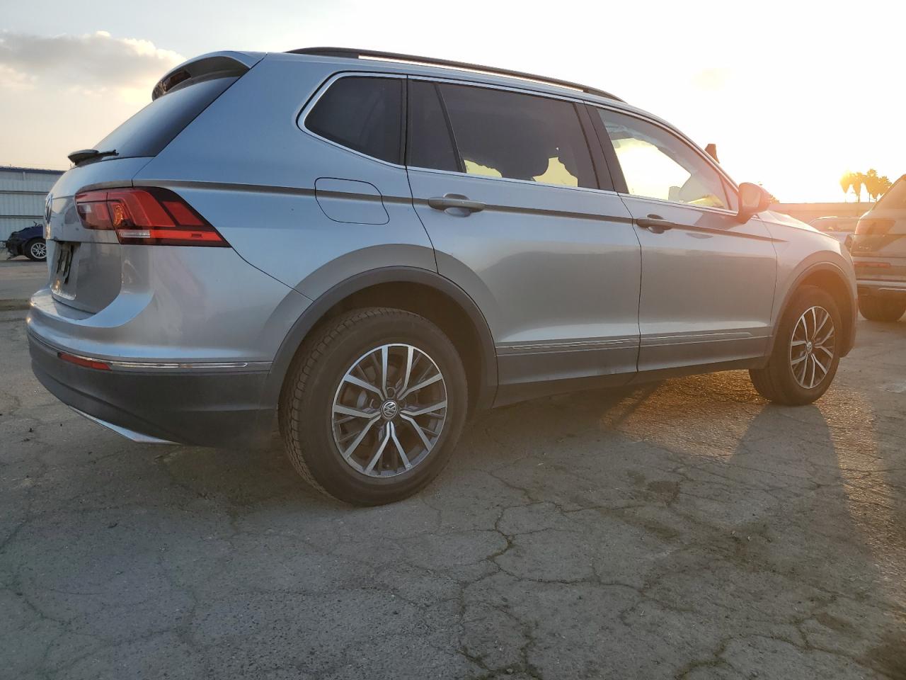 2020 Volkswagen Tiguan VIN 3VV3B7AX5LM106751 Copart auction photo, side / front end damage thumbnail 3