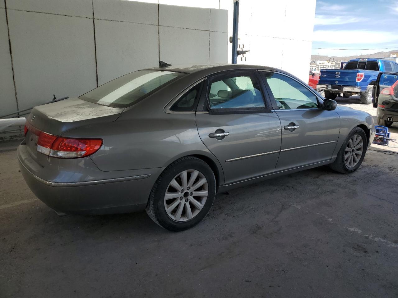 2009 Hyundai Azera VIN KMHFC46D29A360151 Copart auction photo, minor dent/scratches damage thumbnail 3